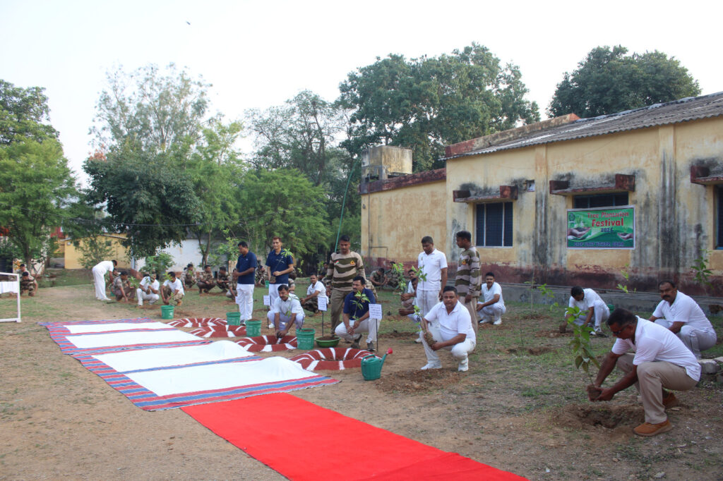 CISF कैंप ओबरा में विश्व पर्यावरण दिवस पर वृक्षारोपण महोत्सव कमांडेंट सतीश कुमार सिंह के नेतृत्व में जवानों ने लिया हरित भारत का संकल्प