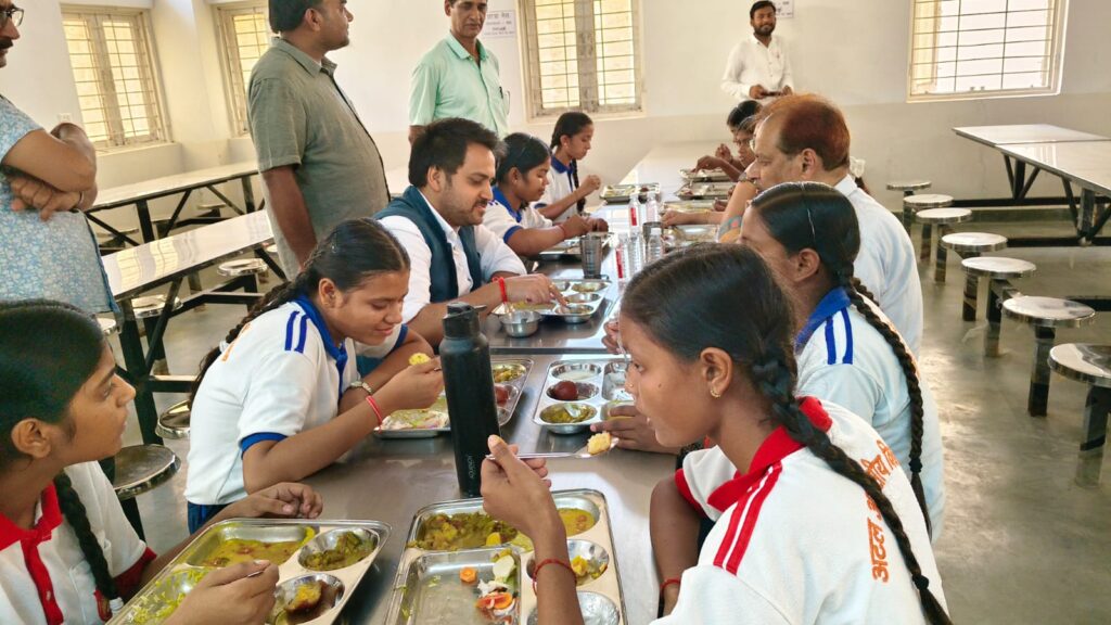 सोनभद्र के डीएम चर्चित गौड़ का अटल आवासीय विद्यालय में औचक निरीक्षण बच्चों संग जमीन पर बैठ चखा भोजन, व्यवस्थाओं को परखा