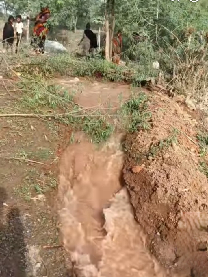 अल्ट्राटेक सीमेंट फैक्ट्री की बड़ी लापरवाही बाड़ी कोल बस्ती में फटी मुख्य पाइपलाइन, बना 10 फीट गहरा गड्ढा टला बड़ा हादसा