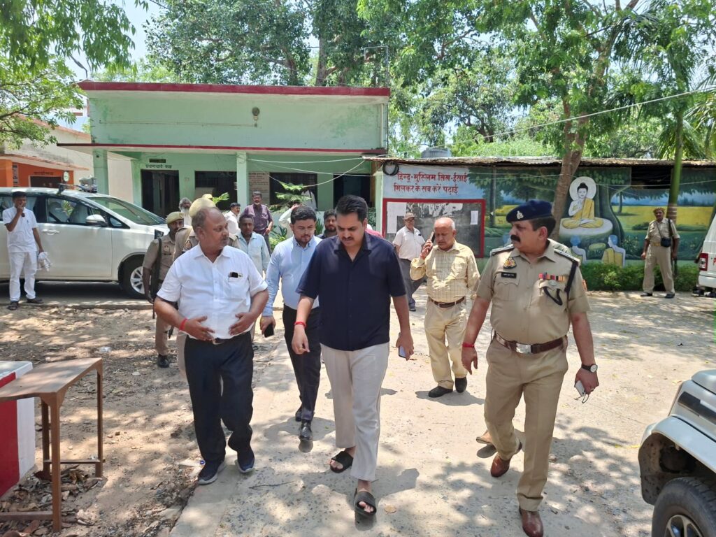 सोनभद्र आरक्षी भर्ती परीक्षा को लेकर जिलाधिकारी मुस्तैद, परीक्षा केंद्रों का निरीक्षण कर दिए कड़े निर्देश लापरवाही होगी अक्षम्य