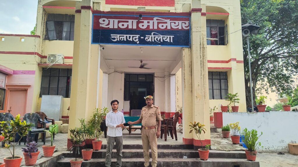 गुम हुआ मोबाइल बरामद, मनियर पुलिस ने स्वामी को किया सुपुर्द