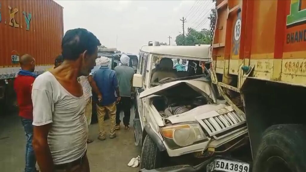 चोपन में भीषण सड़क हादसा ट्रक में घुसी अनियंत्रित बोलेरो, चार लोग घायल; तीन की हालत गंभीर
