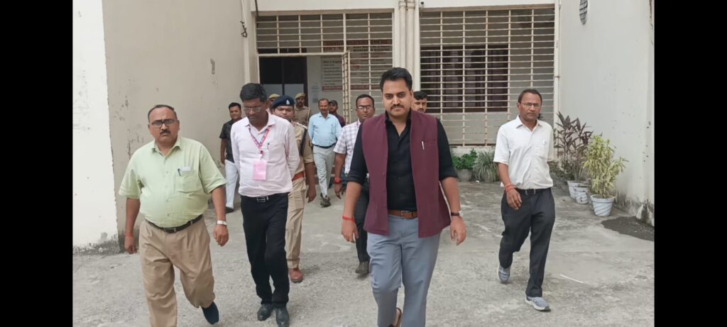 आरक्षी नागरिक पुलिस परीक्षा शुचितापूर्ण आयोजन के लिए मुस्तैद प्रशासन, जिलाधिकारी चर्चित गौड़ ने राजकीय इंजीनियरिंग कॉलेज केंद्र का किया औचक निरीक्षण