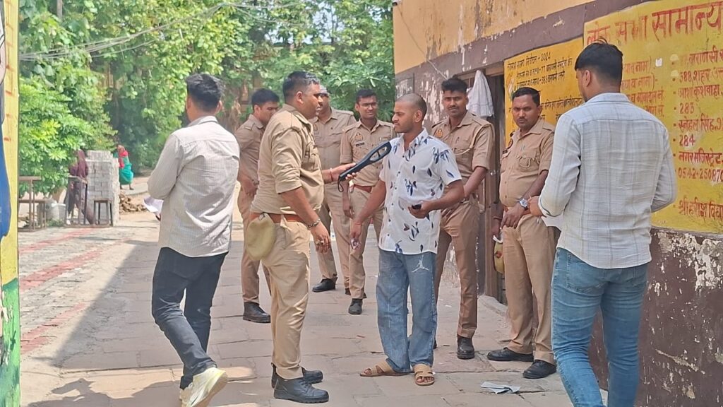 वाराणसी के 50 केंद्रों पर पुलिस भर्ती परीक्षाः सेंटर में एंट्री से पहले शर्ट की बांह खुलवाकर चेकिंग, 1.32 लाख अभ्यर्थी शामिल; AI कैमरों से नजर