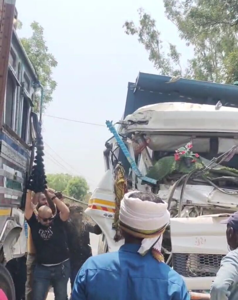 दुद्धी में हाइवा और ट्रक की आमने-सामने भीषण भिड़ंत केबिन में फंसे घायल चालक को ग्रामीणों ने कड़ी मशक्कत से निकाला