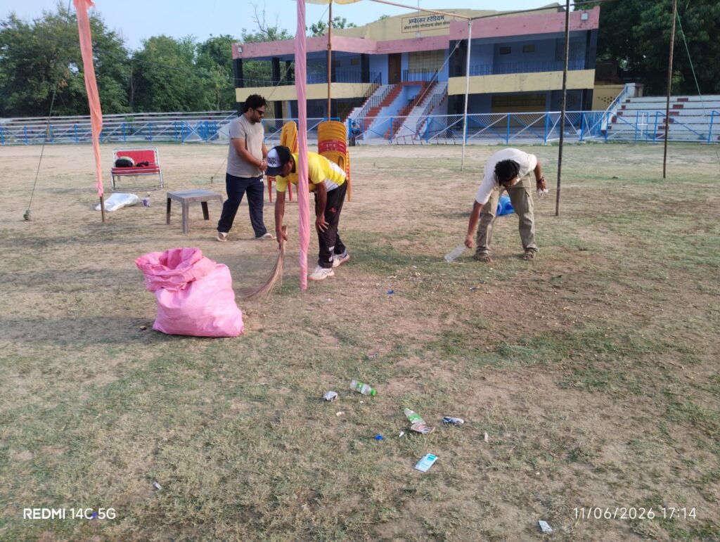 ओबरा स्टेडियम की घोर उपेक्षा 7 दिन से चल रहे टूर्नामेंट में नगर पंचायत ने नहीं भेजा एक भी सफाईकर्मी, खिलाड़ी खुद झाड़ू लगाने को मजबूर