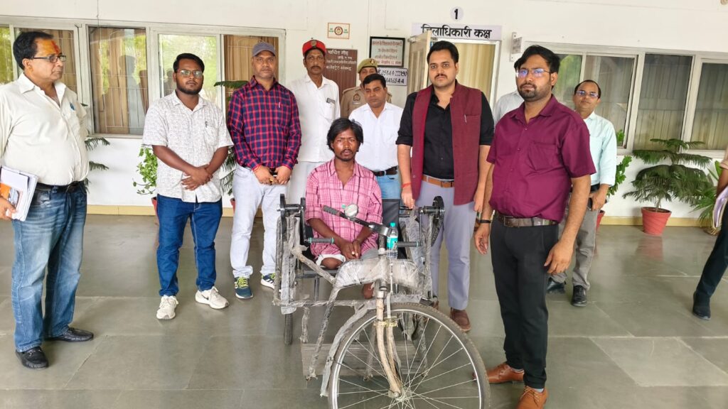 जनसुनवाई में संवेदनशील पहल दोनों पैरों से दिव्यांग राहुल को मिला सहारा, जिलाधिकारी ने भेंट की ट्राई साइकिल