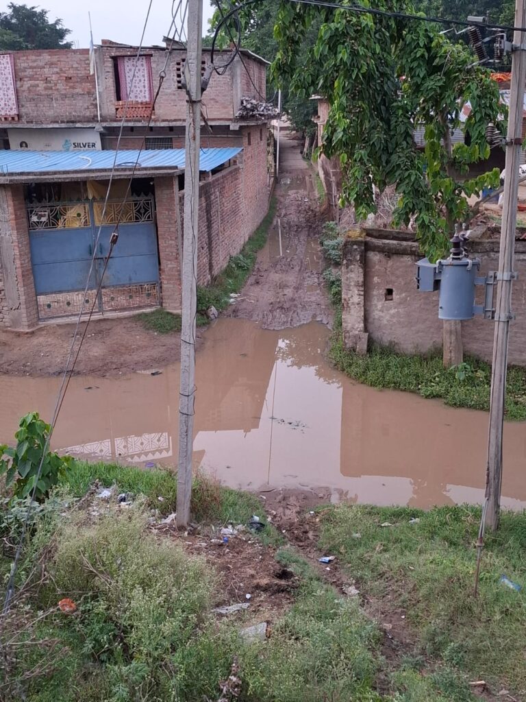 सड़क पर जलभराव से ग्रामीणों में रोष, आवागमन हुआ बाधित