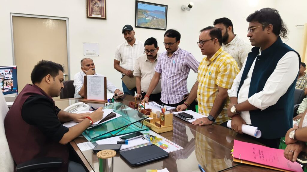 सोनभद्र विकास कार्यों को रफ्तार देने में जुटे DM चर्चित गौड़, DMF और राज्य योजना के तहत बन रहे पुल-सड़कों को समय पर पूरा करने के निर्देश