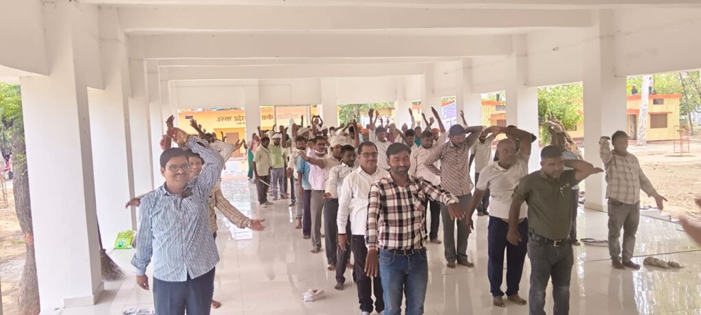 योग सप्ताह के तहत भांवरकोल ब्लॉक में हुआ योगाभ्यास, अधिकारियों-कर्मचारियों ने लिया स्वस्थ जीवन का संकल्प