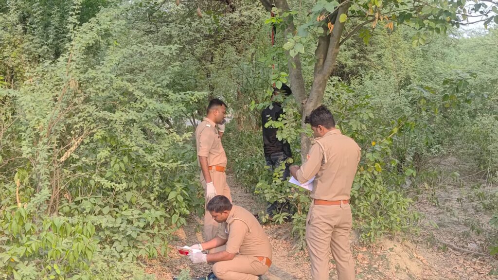 रेलवे क्रॉसिंग के पास पेड़ से लटका मिला युवक का शव, एकतरफा प्रेम प्रसंग की चर्चा से क्षेत्र में सनसनी