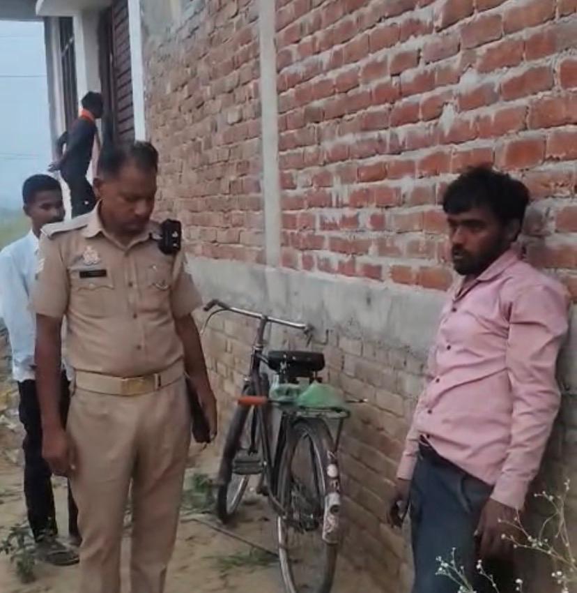 प्लॉटिंग एरिया में चोरी की नीयत से घुसे युवक को ग्रामीणों ने दबोचा, दो साथी फरार, साइकिल, आरी और ब्लेड बरामद, पुलिस कर रही पूछताछ