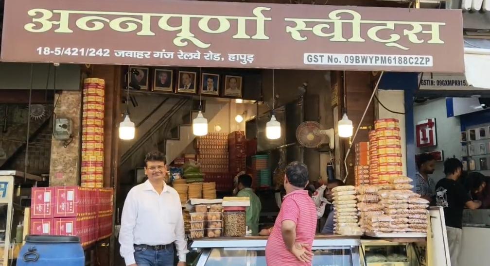 अन्नपूर्णा मिठाई की दुकान पर खाद्य विभाग का छापा मिल्क केक का सैंपल लिया