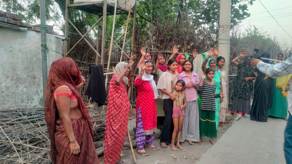 सोनभद्र पानी की बूंद-बूंद को तरस रहे ग्रामीण, लकड़ी के जुगाड़ के सहारे चल रहा खराब हैंडपंप