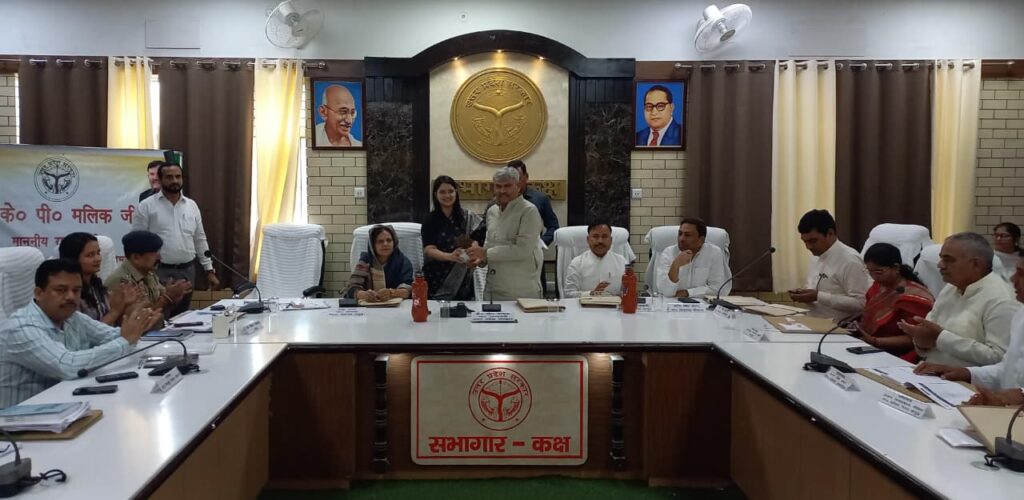 प्रभारी मंत्री केपी मलिक ने की जनपदीय अधिकारियों के साथ समीक्षा बैठक