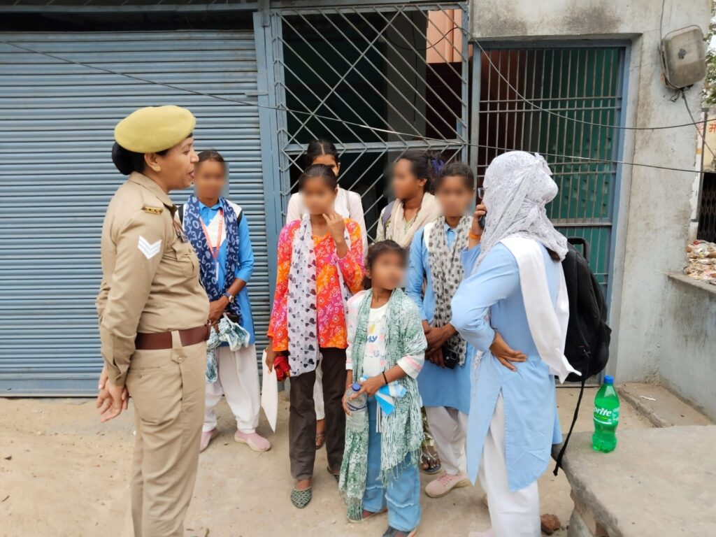 मिशन शक्ति फेज-5.0 अभियान के अंतर्गत जनपद भदोही पुलिस द्वारा महिलाओं एवं बालिकाओं को किया गया जागरूक।
