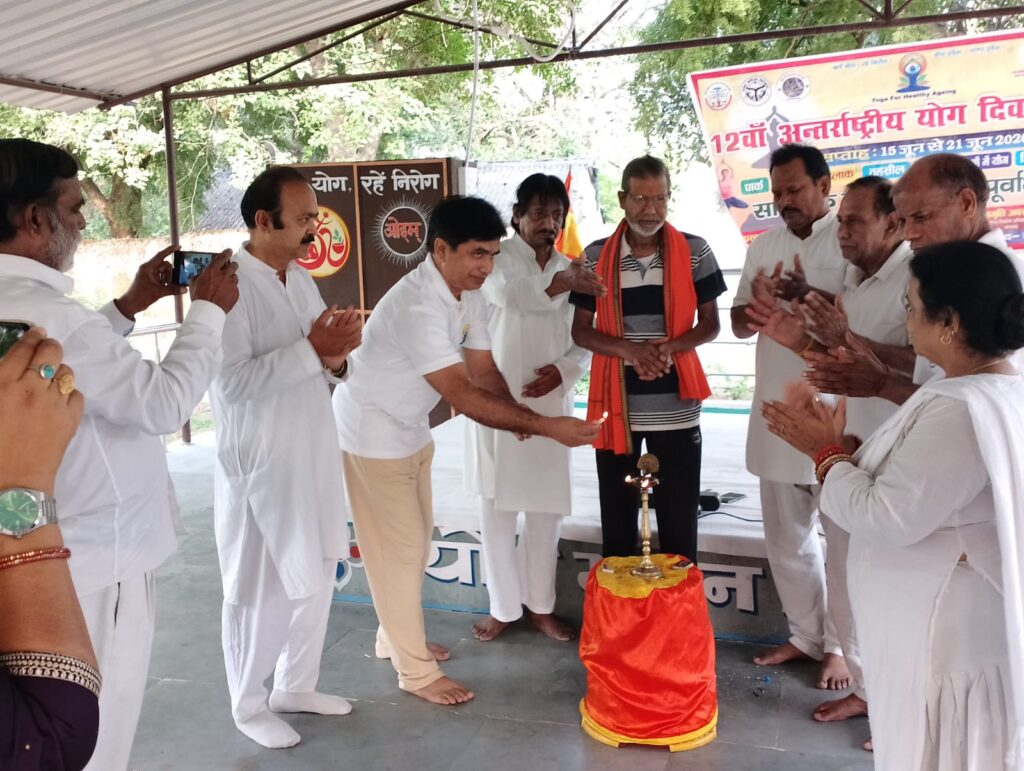 ओबरा में 12वें अंतरराष्ट्रीय योग दिवस का भव्य शुभारंभ योग को जीवनशैली बनाने का आह्वान