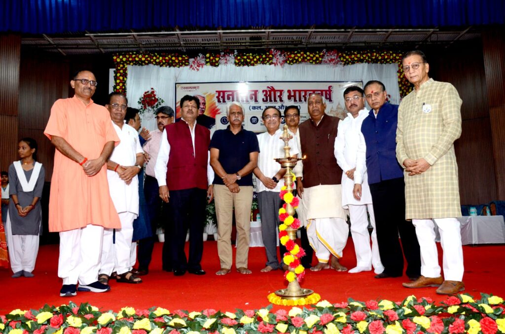सनातन और राष्ट्र चेतना के स्वर से गूंजा अनपरा का ऑडिटोरियम, पुष्पेंद्र कुलश्रेष्ठ के विचारों ने बांधा समां, सांस्कृतिक चेतना का महासंगम और समकालीन विमर्श