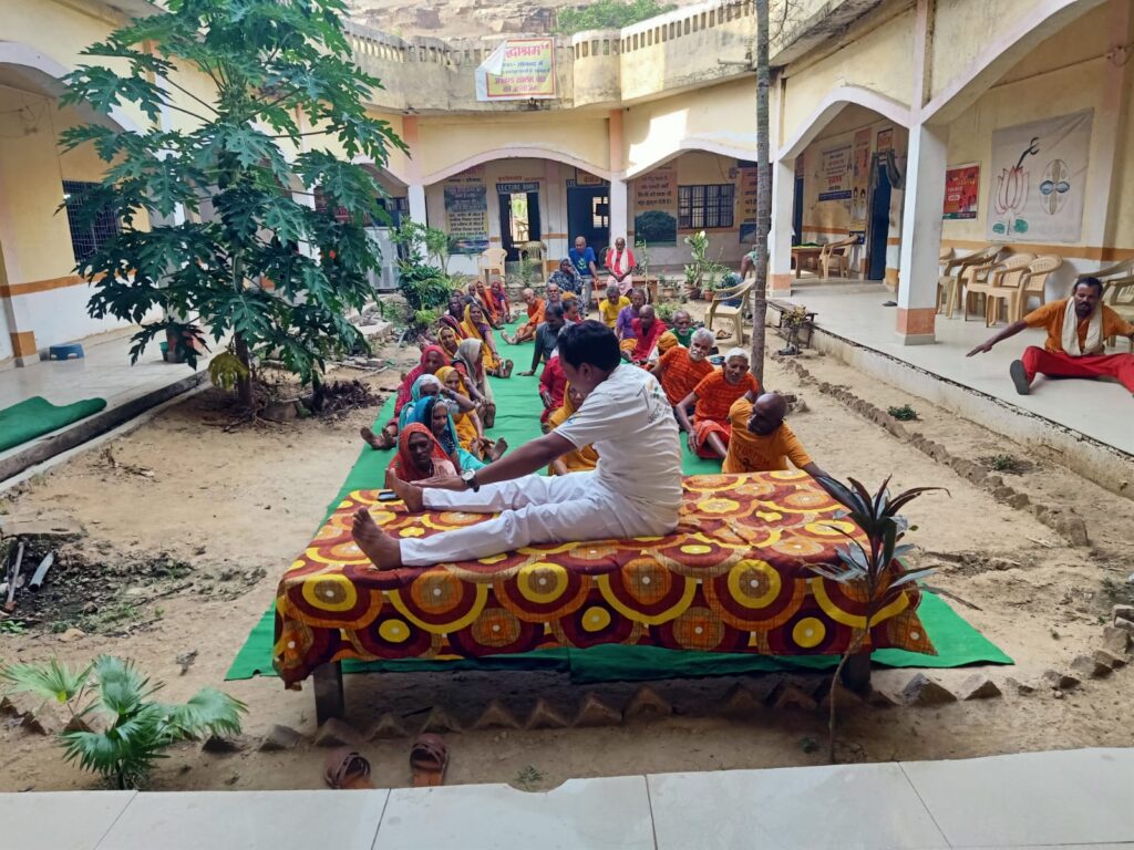 युवा योग गुरु संकटमोचन ने योग और भजनों से बिखेरी बुजुर्गों के चेहरों पर मुस्कान