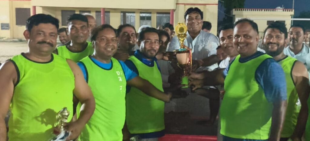 नाइजीरिया स्पोर्टिंग क्लब ने 3-0 से जीती ट्राफी, मिर्चा में विजेता टीम को ट्राफी देते अतिथि।