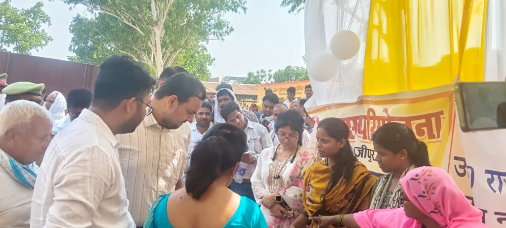गरीब कल्याण अन्न योजना और पशुधन स्वास्थ्य शिविर का आयोजन, सरकारी योजनाओं की दी गई जानकारी