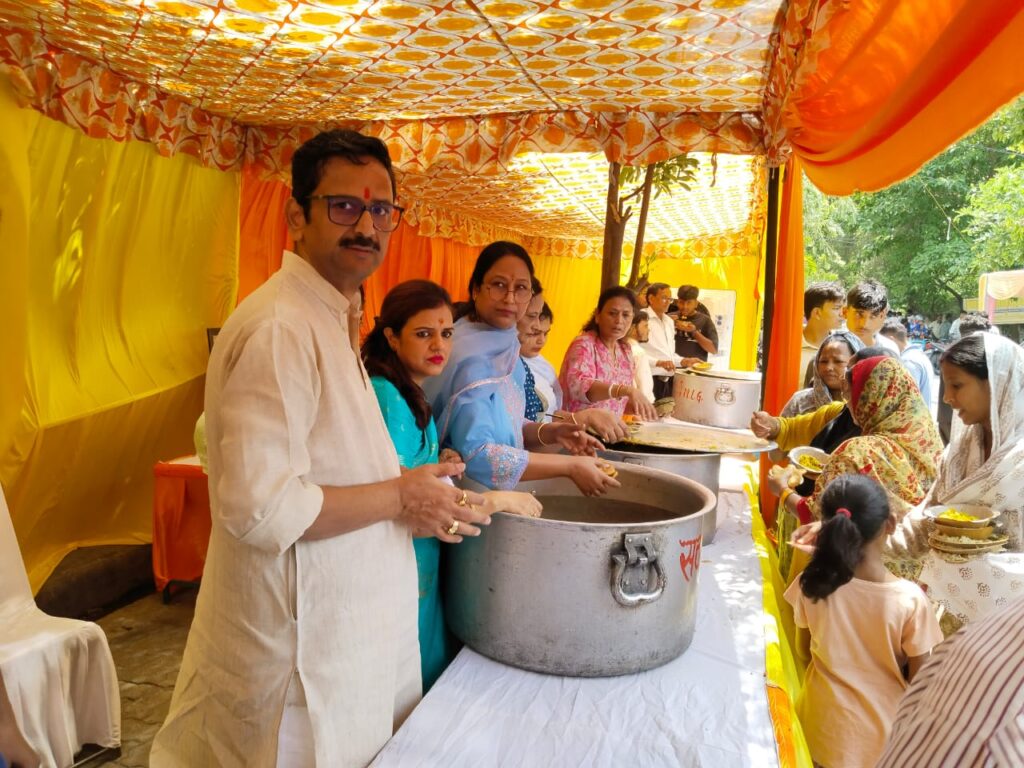 रूद्रा ट्विन टावर के बाहर भंडारे में उमड़ी श्रद्धालुओं की भीड़, राम भजनों पर झूमे भक्त