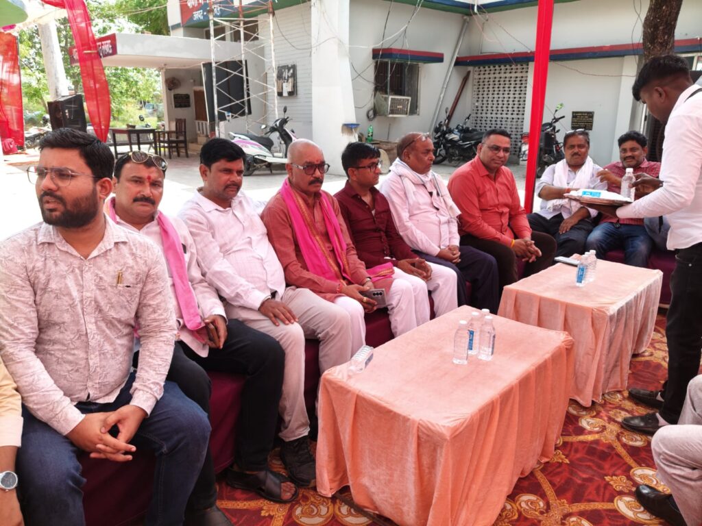 सुंदरकांड पाठ एवं कन्या भोज के बाद शुरू हुआ विशाल भंडारा, नगराम थाने में उमड़ी श्रद्धालुओं की भीड़……