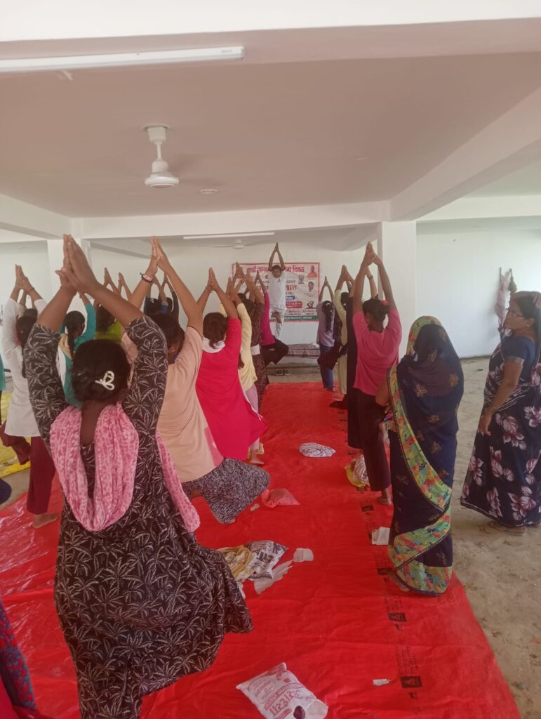 विश्व योग सप्ताह के तीसरे दिन देवरिया गांव में उत्साहपूर्वक हुआ योगाभ्यास
