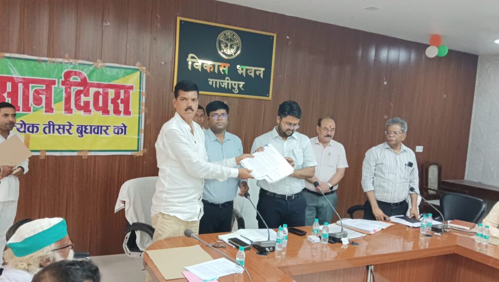 35 वर्षों से जलजमाव की मार झेल रहे मंगई क्षेत्र के किसान, किसान दिवस पर सीडीओ से लगाई न्याय की गुहार।।