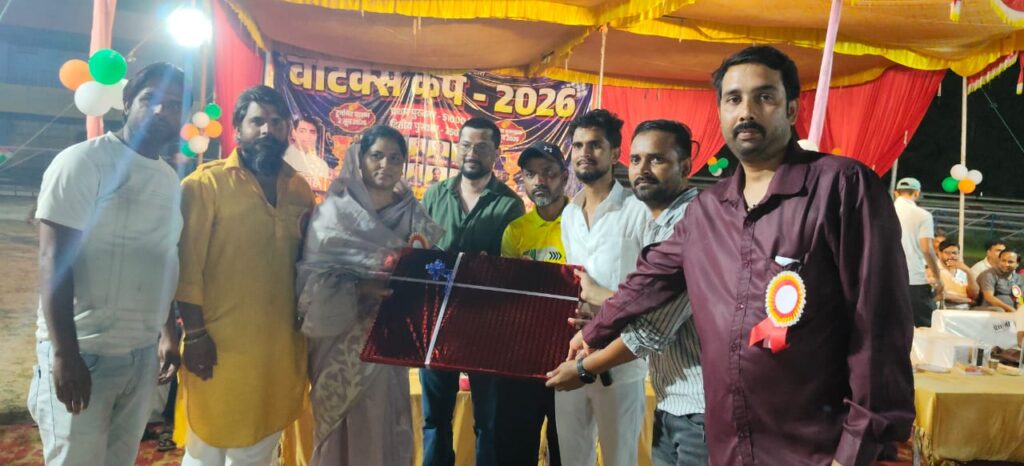 ओबरा नाइट क्रिकेट टूर्नामेंट पूर्व नगर पंचायत अध्यक्ष बबलू निशा सिंह ने बढ़ाया खिलाड़ियों का हौसला, बैटिंग-बॉलिंग कर मैदान पर बिखेरा जलवा