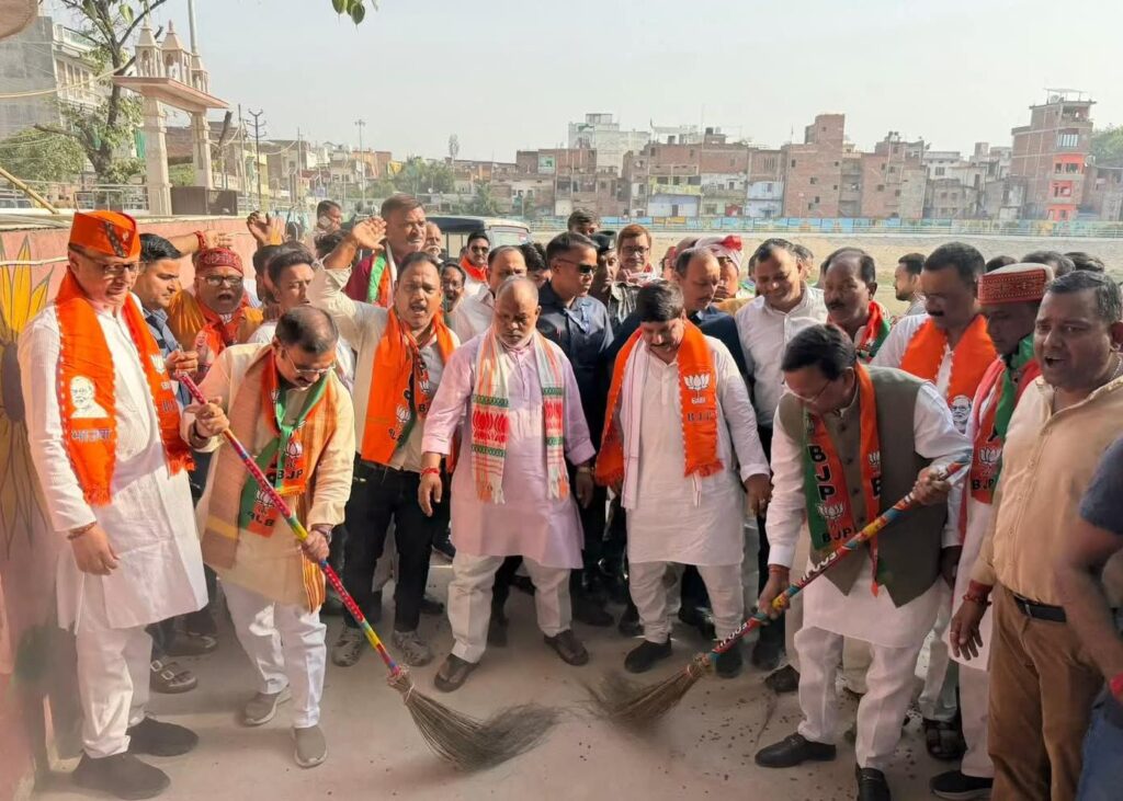 भाजपा प्रदेश अध्यक्ष एवं केंद्रीय मंत्री मांडवी तालाब पर स्वच्छता अभियान के तहत झाड़ू लगाकर किया श्रमदान