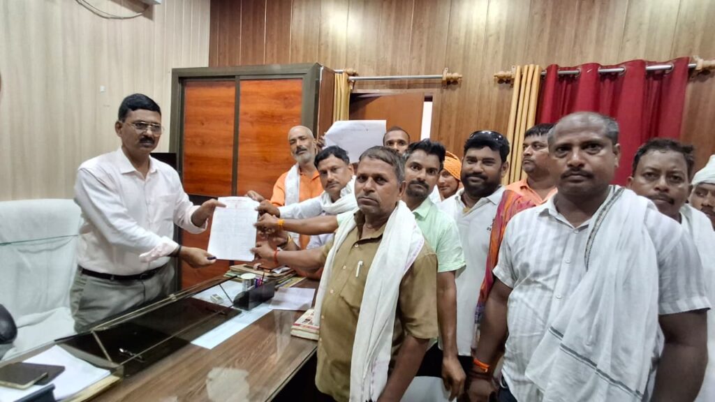 वादकारी उत्थान समिति के सदस्यों ने एसडीएम को सौंपा पत्रक