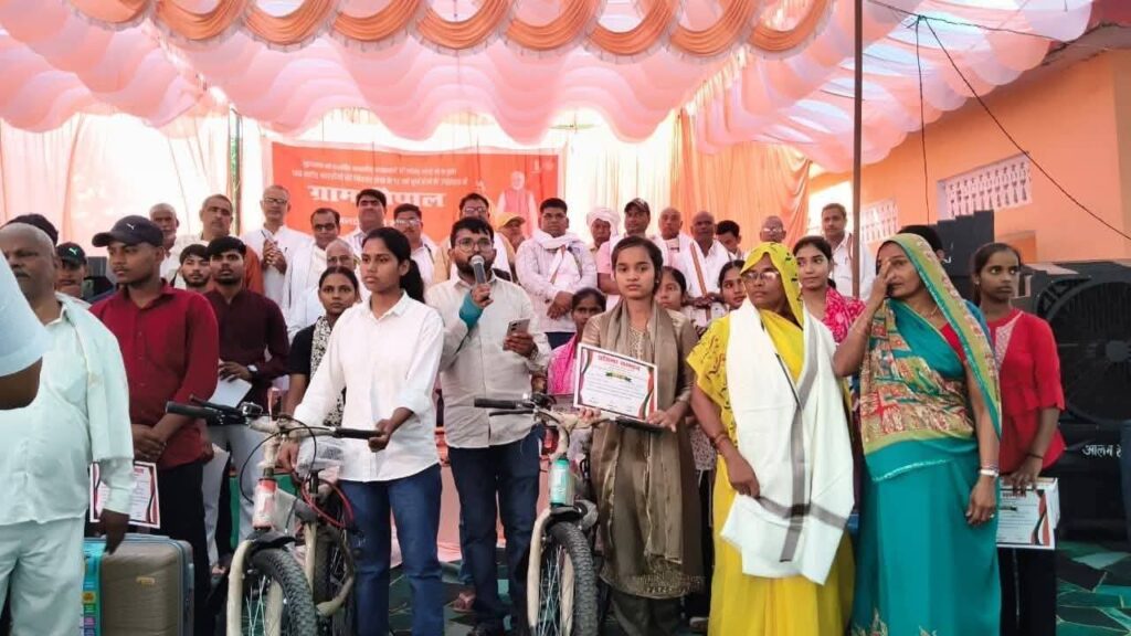 मेधावी छात्रों का सम्मान कर डीएम ने बढ़ाया उत्साह, हरिवल्लमपुर चौपाल बनी प्रेरणा का केंद्र