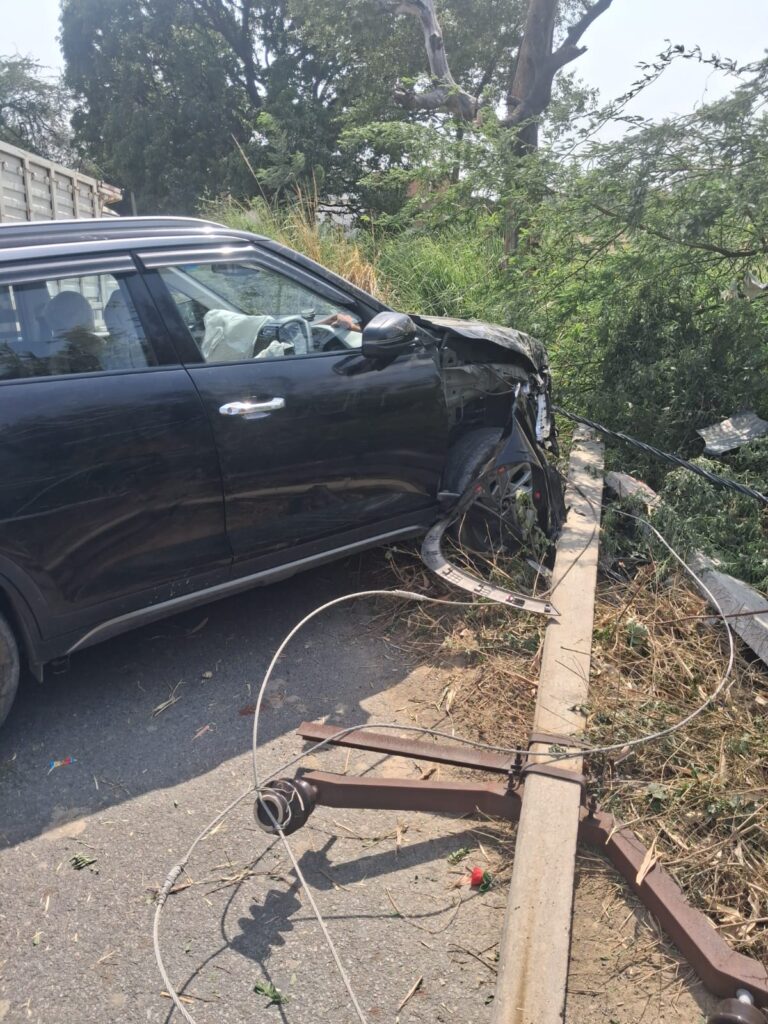 बच्चे को बचाने के प्रयास में हुआ हादसा, सेवानिवृत्त पुलिस अधिकारी की कार विद्युत पोल से टकराई, बड़ा हादसा टला।।