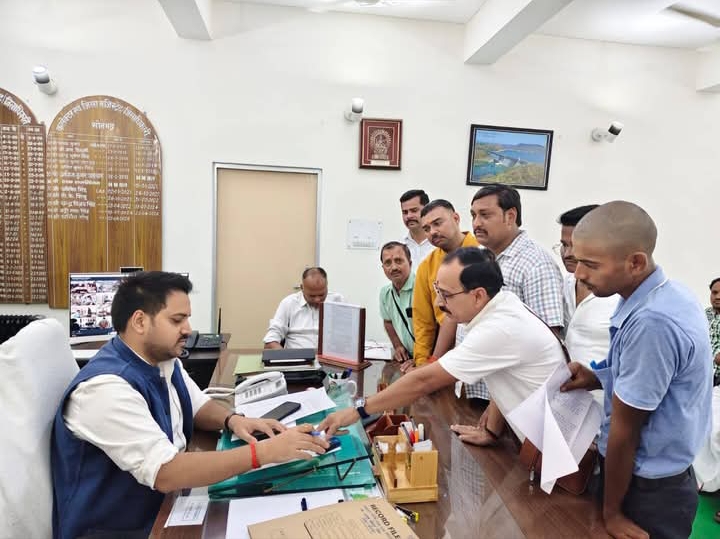 सोनभद्र पत्रकारों के संगठन ने उठाई मांग टोल टैक्स से मुक्ति, प्रेस कक्ष और मुफ्त इलाज के लिए जिलाधिकारी को सौंपा ज्ञापन