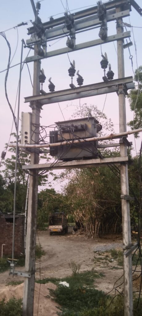 एक माह से जला ट्रांसफार्मर, अंधेरे में दर्जनों घर