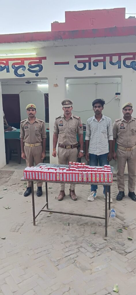 अवैध शराब के खिलाफ दुबहड़ पुलिस की कार्रवाई, 90 शीशी देशी शराब के साथ युवक गिरफ्तार