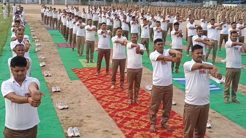 पुलिस लाइन गाजीपुर में हुआ योगाभ्यास, योग प्रशिक्षक मुकेश यादव ने कराया अभ्यास*
