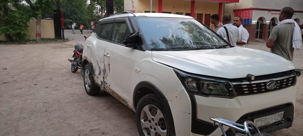 रघुवरगंज चट्टी पर बड़ा हादसा टला, टैंकर की टक्कर से कार क्षतिग्रस्त