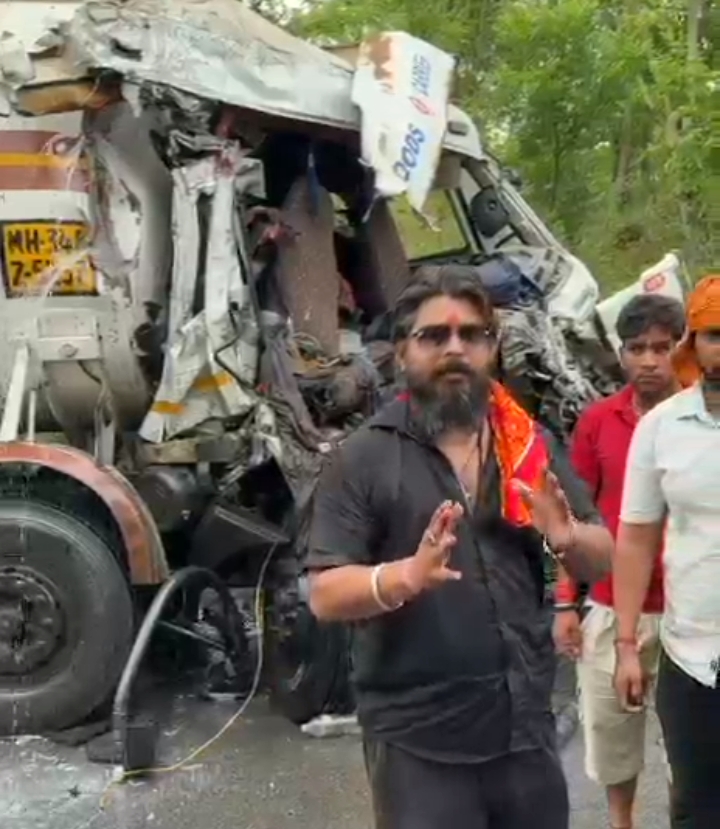 सोनभद्र के हथवानी मोड़ पर ट्रेलर और डीजल टैंकर में भीषण टक्कर, एक चालक की मौत, दूसरे को केबिन काटकर बचाया