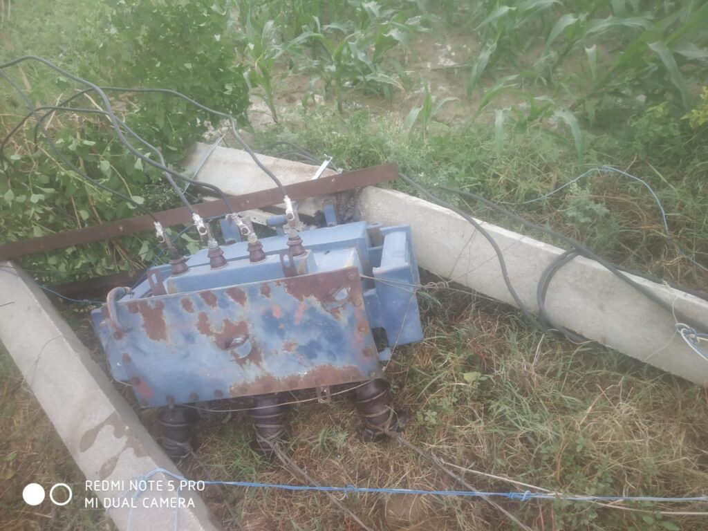 बावनझरिया में तेज बारिश और आंधी का कहर, पोल टूटने से गिरा ट्रांसफार्मर पूरे गांव की बत्ती गुल