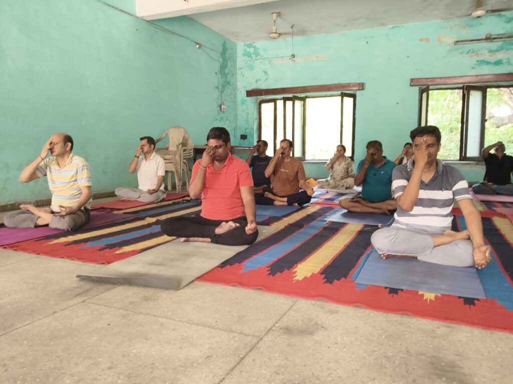 अनपरा अंतरराष्ट्रीय योग दिवस की तैयारियां तेज, डॉ. आंबेडकर सरस्वती विद्या मंदिर में हुआ योगाभ्यास आर्ट ऑफ लिविंग ने सिखाए गुर