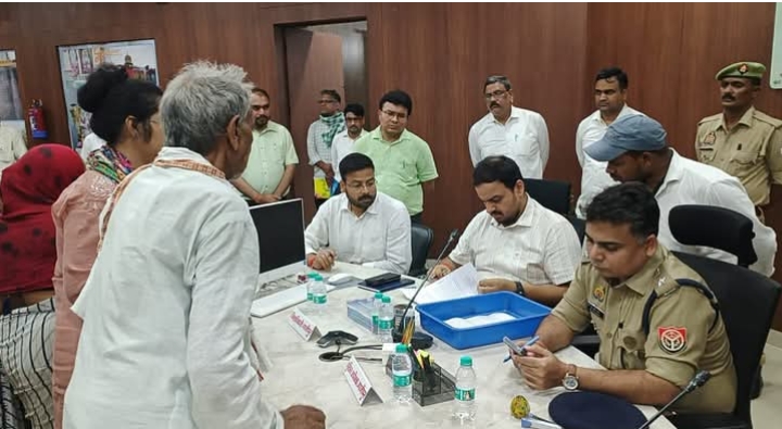 संपूर्ण समाधान दिवस में उमड़ी फरियादियों की भीड़, 511 शिकायतें दर्ज, 51 का मौके पर निस्तारण