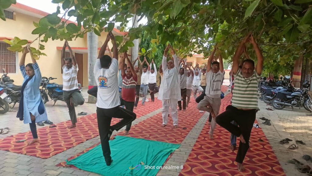 योग से निरोगी जीवन का संदेश: बाराचवर विकासखंड परिसर में उत्साह के साथ मनाया गया अंतरराष्ट्रीय योग दिवस