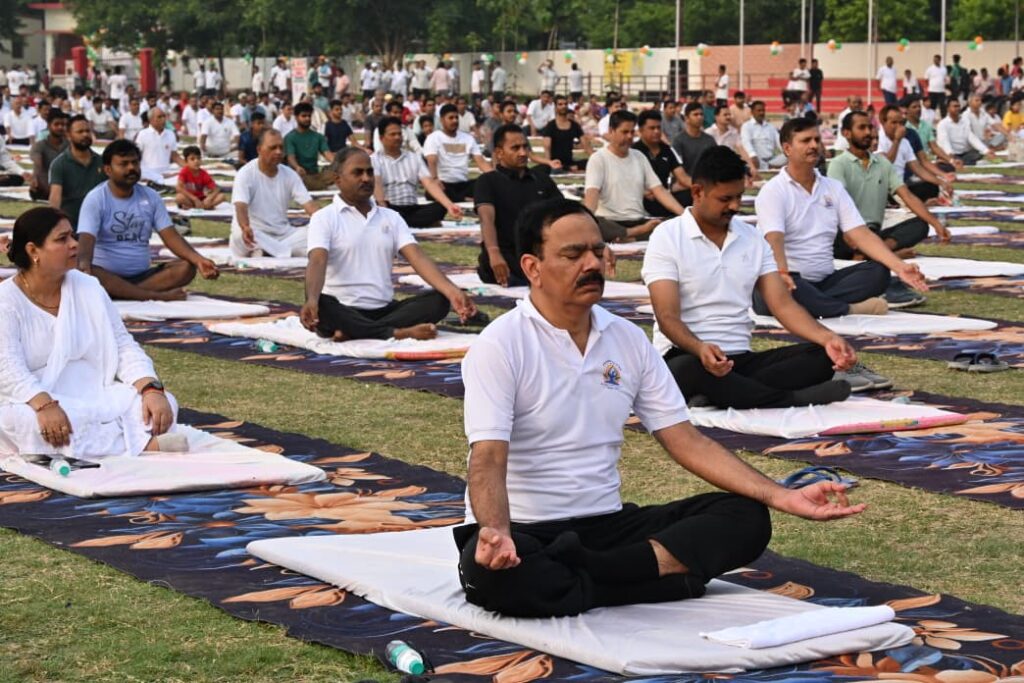 पुलिस लाइन में मनाया गया अंतर्राष्ट्रीय योग दिवस, अधिकारियों व कर्मचारियों ने किया सामूहिक योगाभ्यास