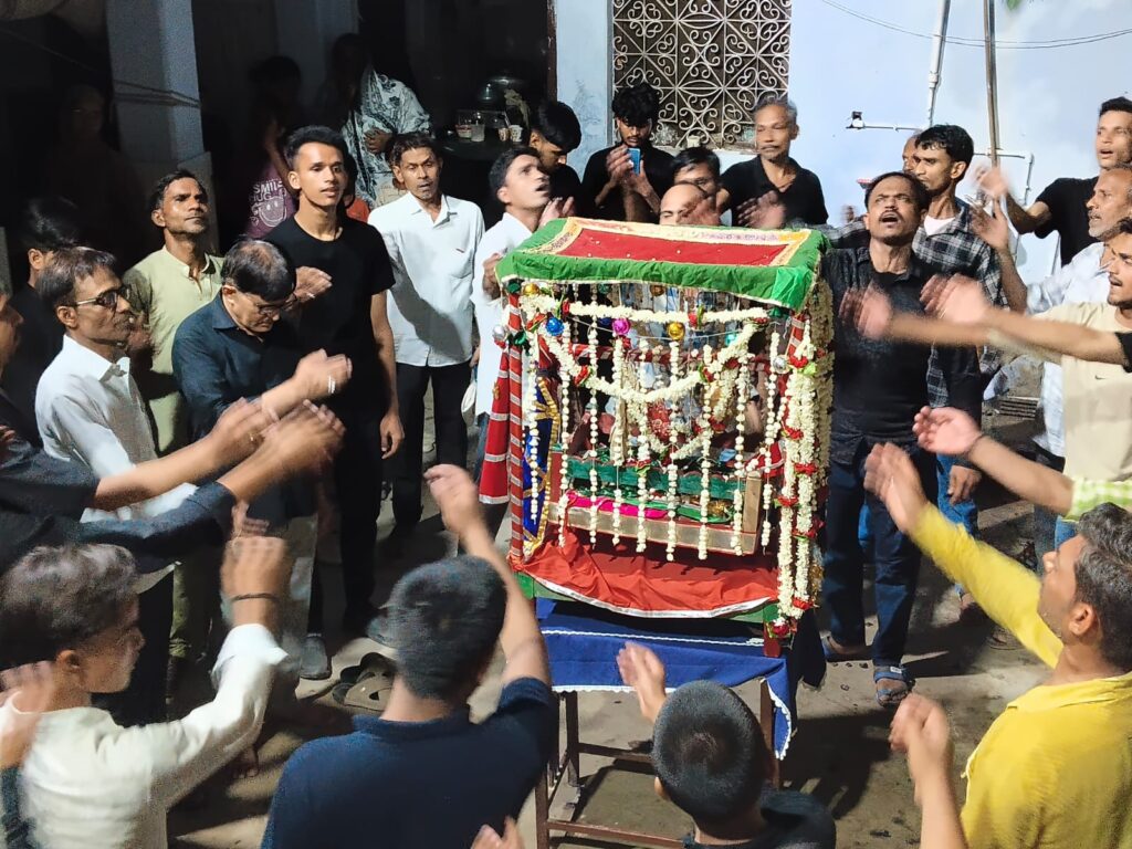 चार मुहर्रम पर बरामद हुआ झूला-ए-मासूम अली असगर, मातम व नौहाख्वानी से गूंजा सादात नगर