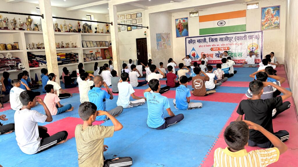 गौतम स्पोर्ट्स एकेडमी में 115 खिलाड़ियों ने किया सामूहिक योगाभ्यास :-