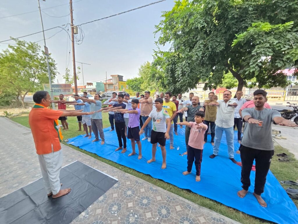 भाजपा कार्यकर्ताओं ने मंडल कार्यालय पर मनाया अंतर्राष्ट्रीय योग दिवस
