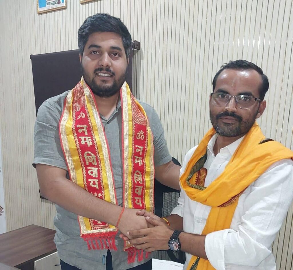 मनिहारी और बिरनो ब्लॉक के विकास कार्यों पर हुई चर्चा, BDO से मिले राष्ट्रीय बजरंग दल जिलाध्यक्ष