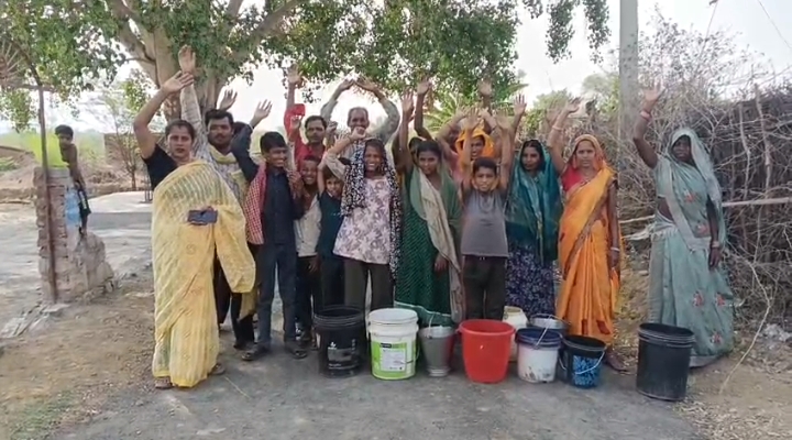 कागजों पर हर घर जल, जमीनी हकीकत में बूंद-बूंद को तरसता बर्दिया टोला